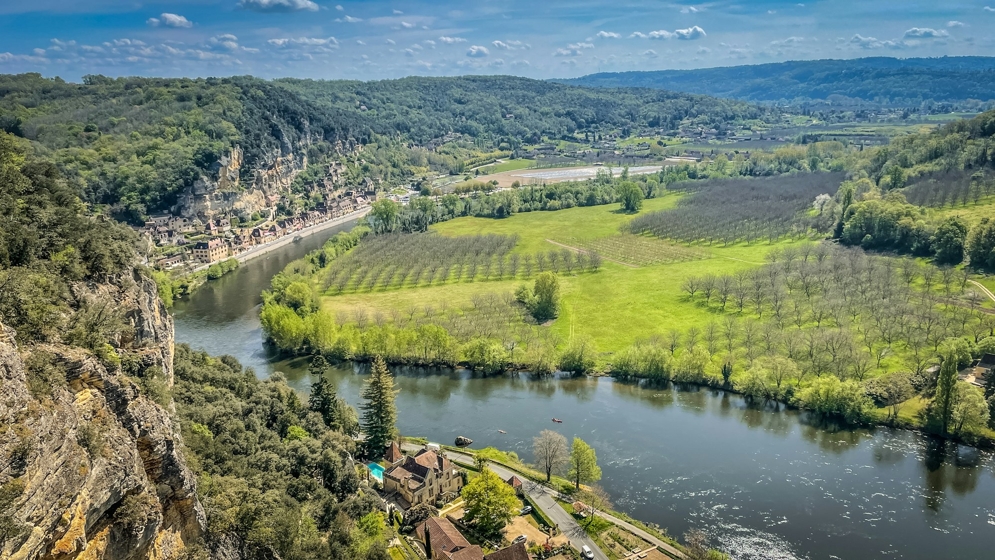Family canoeing in the Dordogne