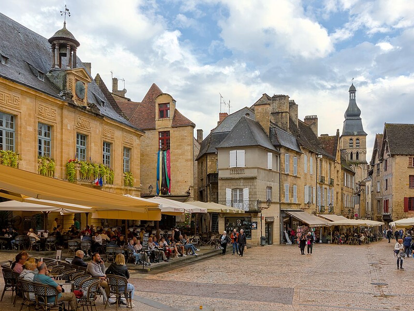 Sarlat-la-Canéda — De goudkleurige hoofdstad van de Périgord Noir, met de mooiste overdekte markt van de streek.